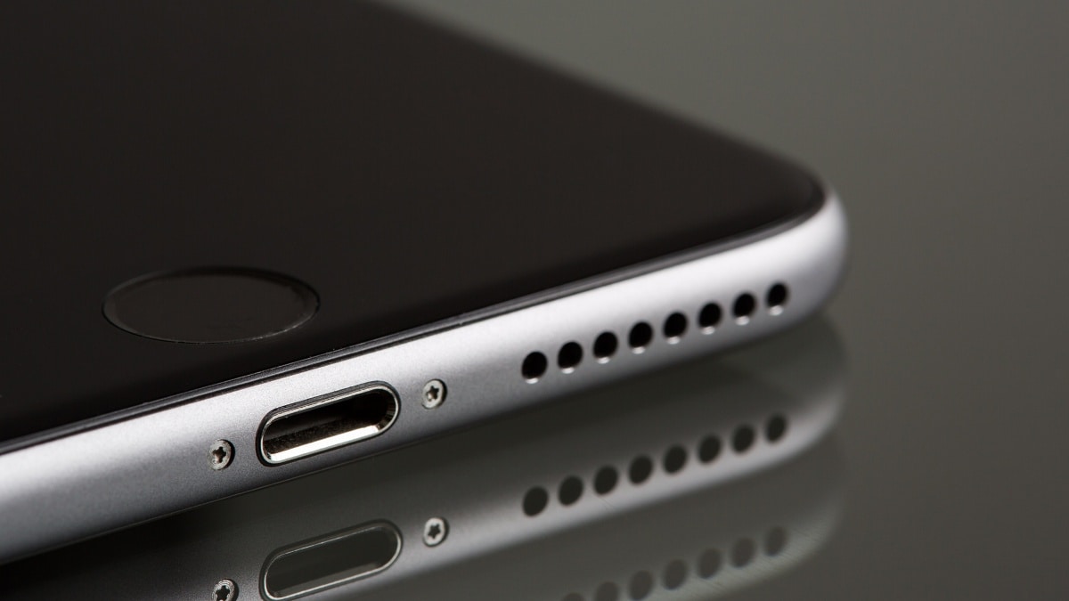 First the headphone jack, now Apple may get rid of ALL iPhone ports