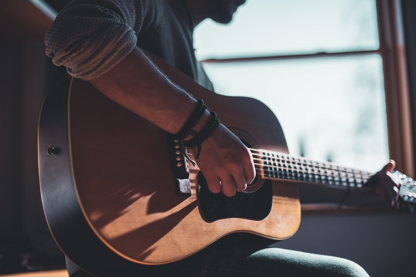 Learn guitar whilst isolated at home with free lessons, tips, and tricks for beginners to pros