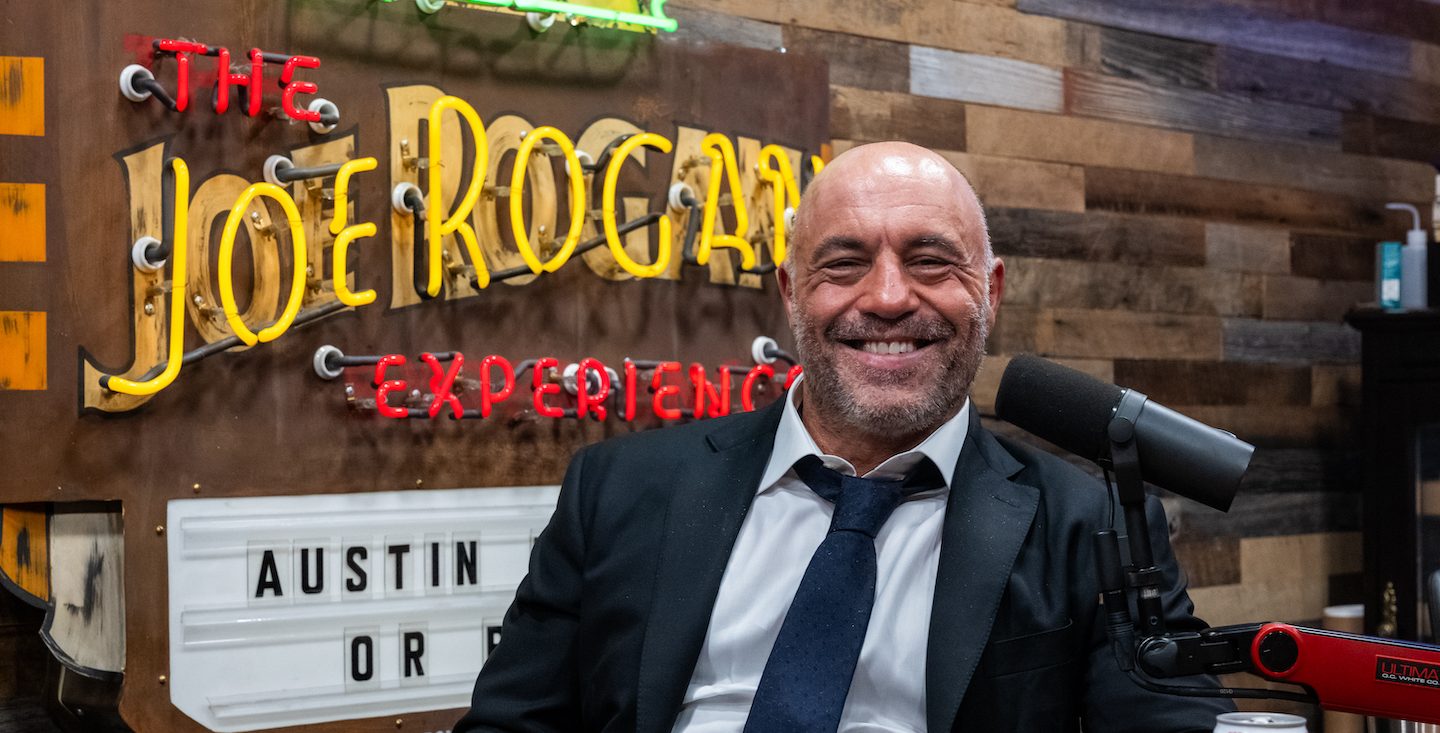 Joe Rogan podcast re-signs to Spotify, without exclusivity