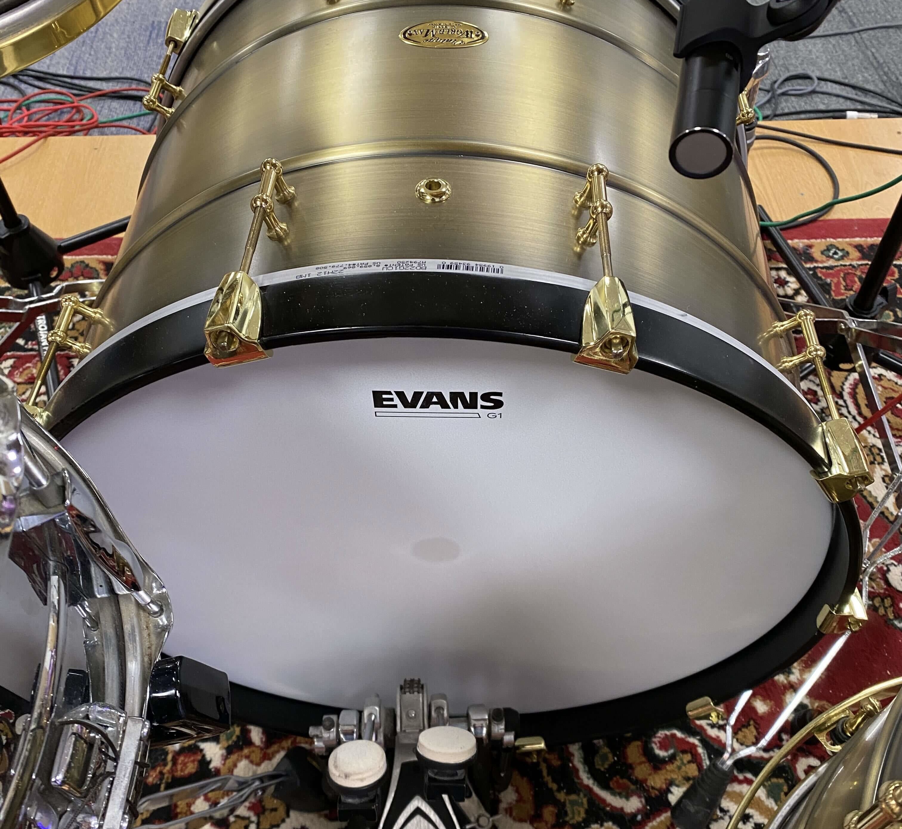 Recording a drum kit with one microphone. Place an omnidirectional microphone in the centre of the kit above the kick drum beater to record a full drum kit sound with one microphone.