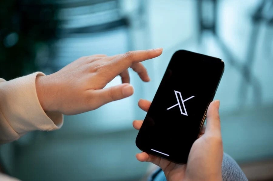 X expands vertical video feed to users beyond the US