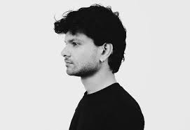 R3YAN explores love, distance and nostalgia on new deep house single ‘Fading Signals’