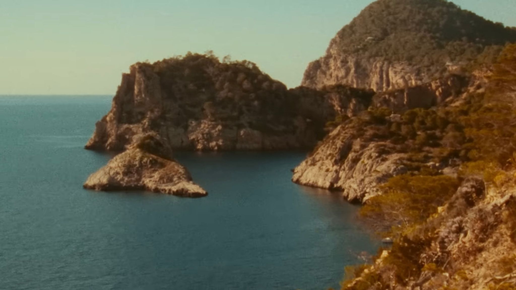 Calvin Harris & Clementine Douglas – Blessings: A Sleek and Uplifting House Single