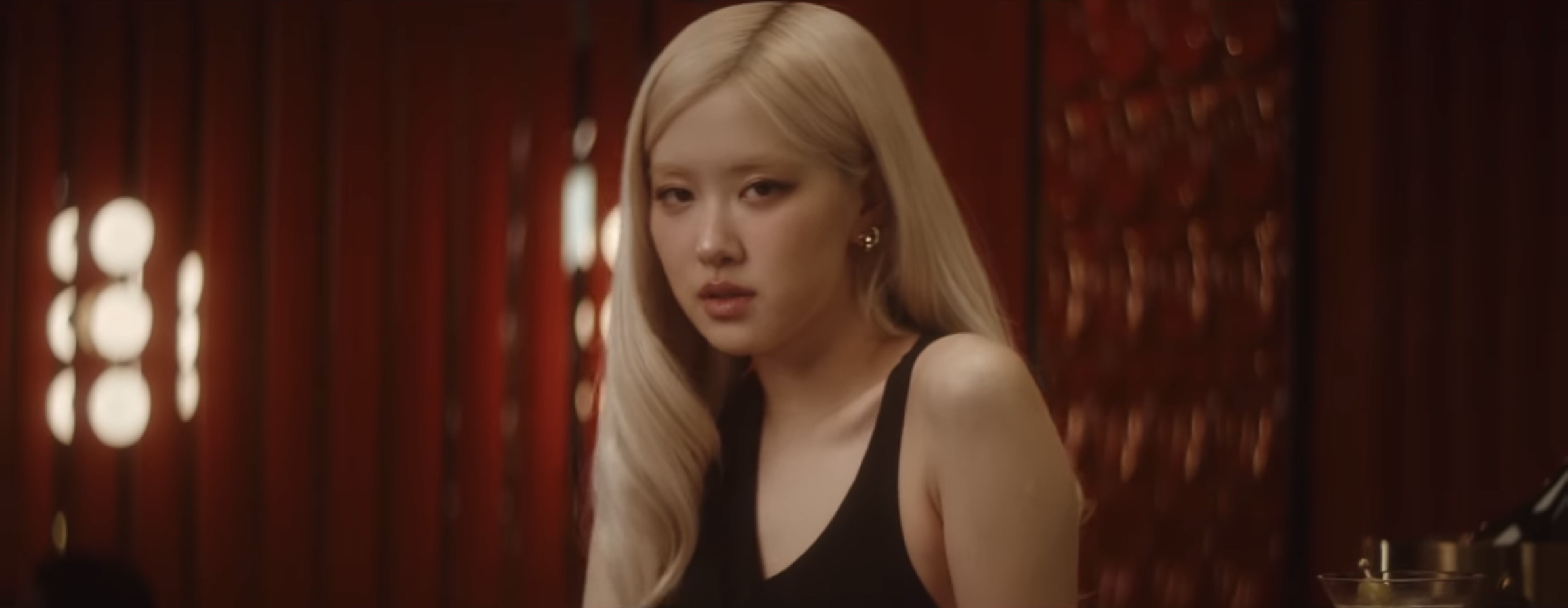ROSÉ – Messy: A Strikingly Atmospheric Pop Ballad