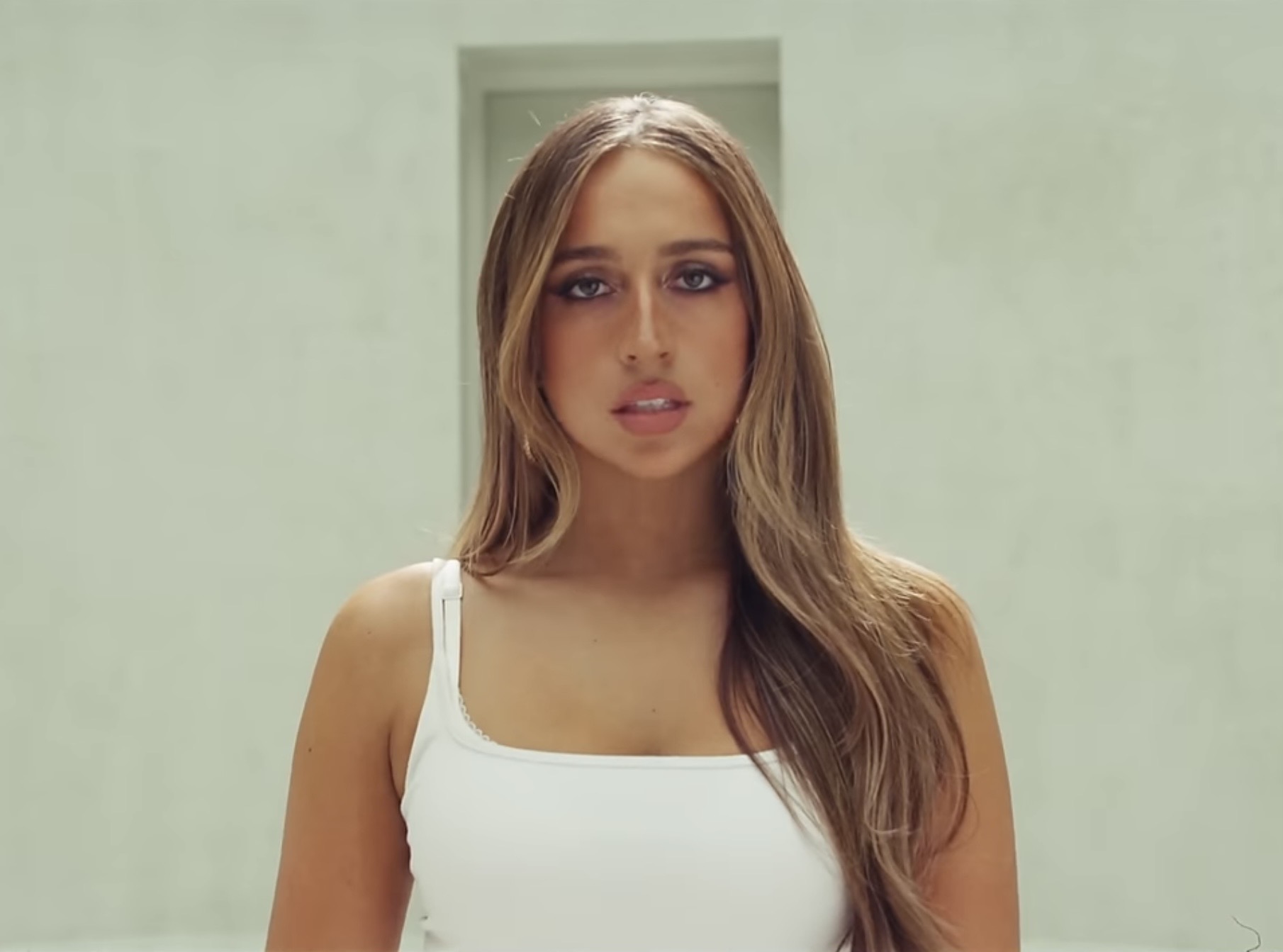 Tate McRae – Revolving Door: Emotionally Charged Pop Single