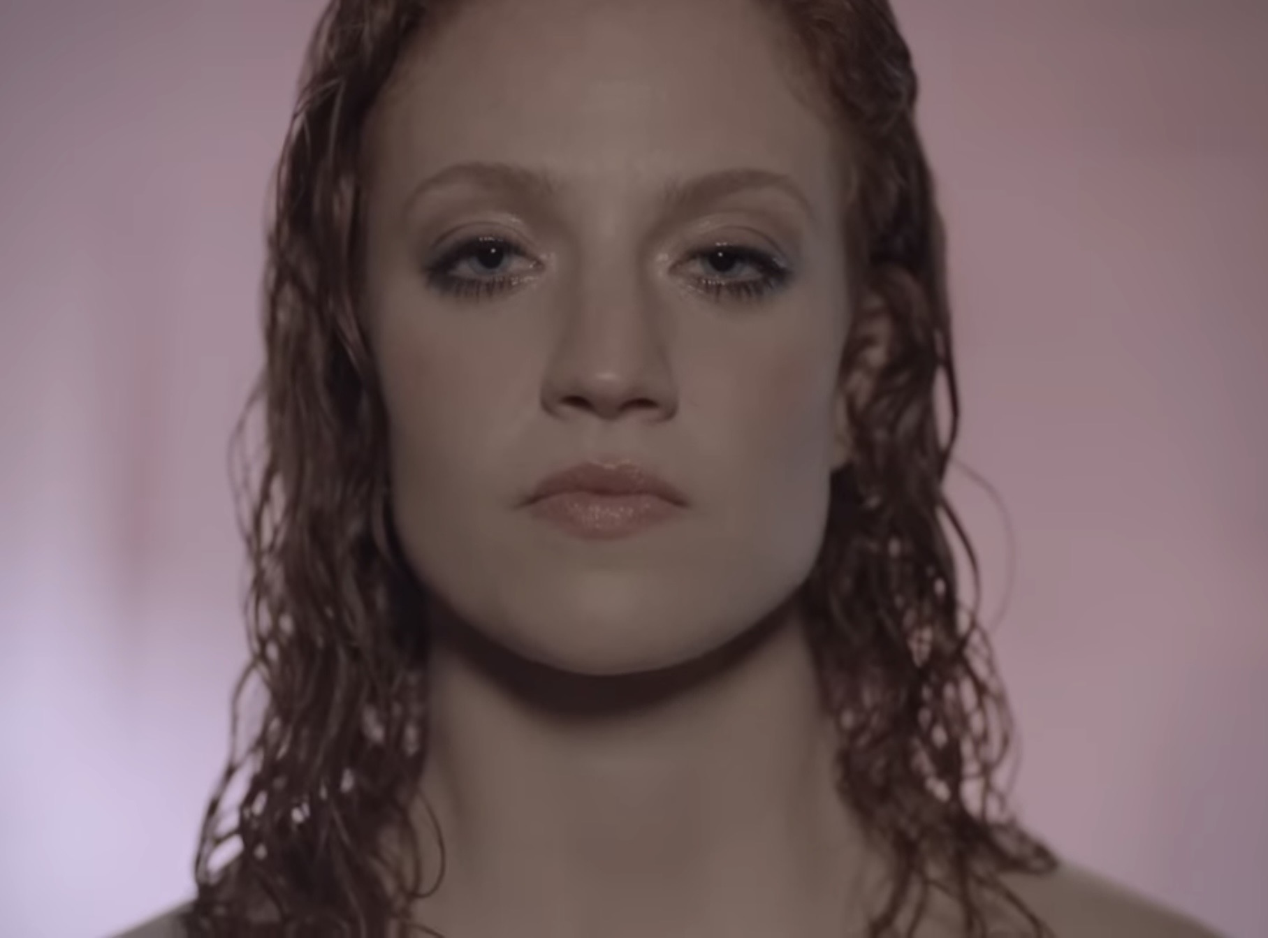 Jess Glynne – Take Me Home: A Deeply Affecting Ballad