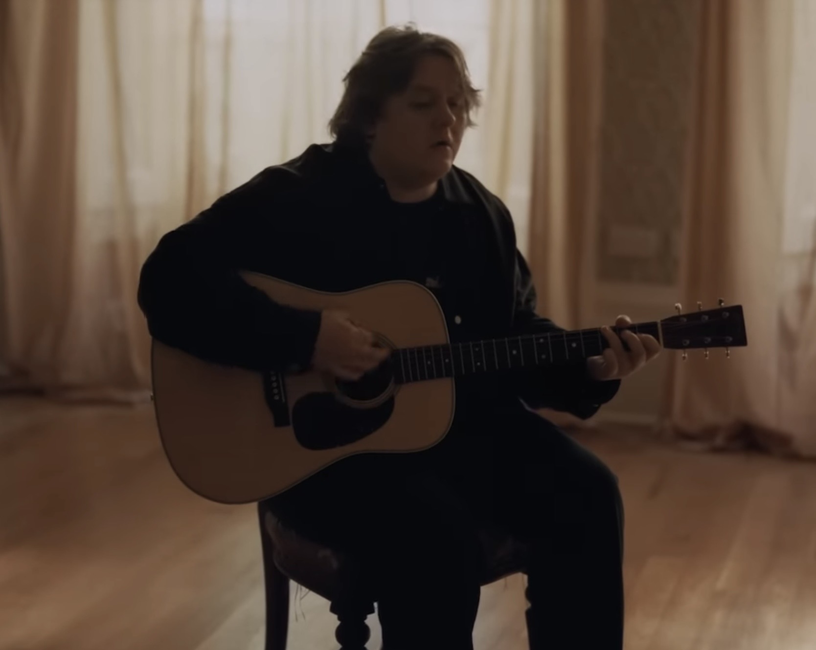 Lewis Capaldi – Survive: A Deeply Emotional and Introspective Single