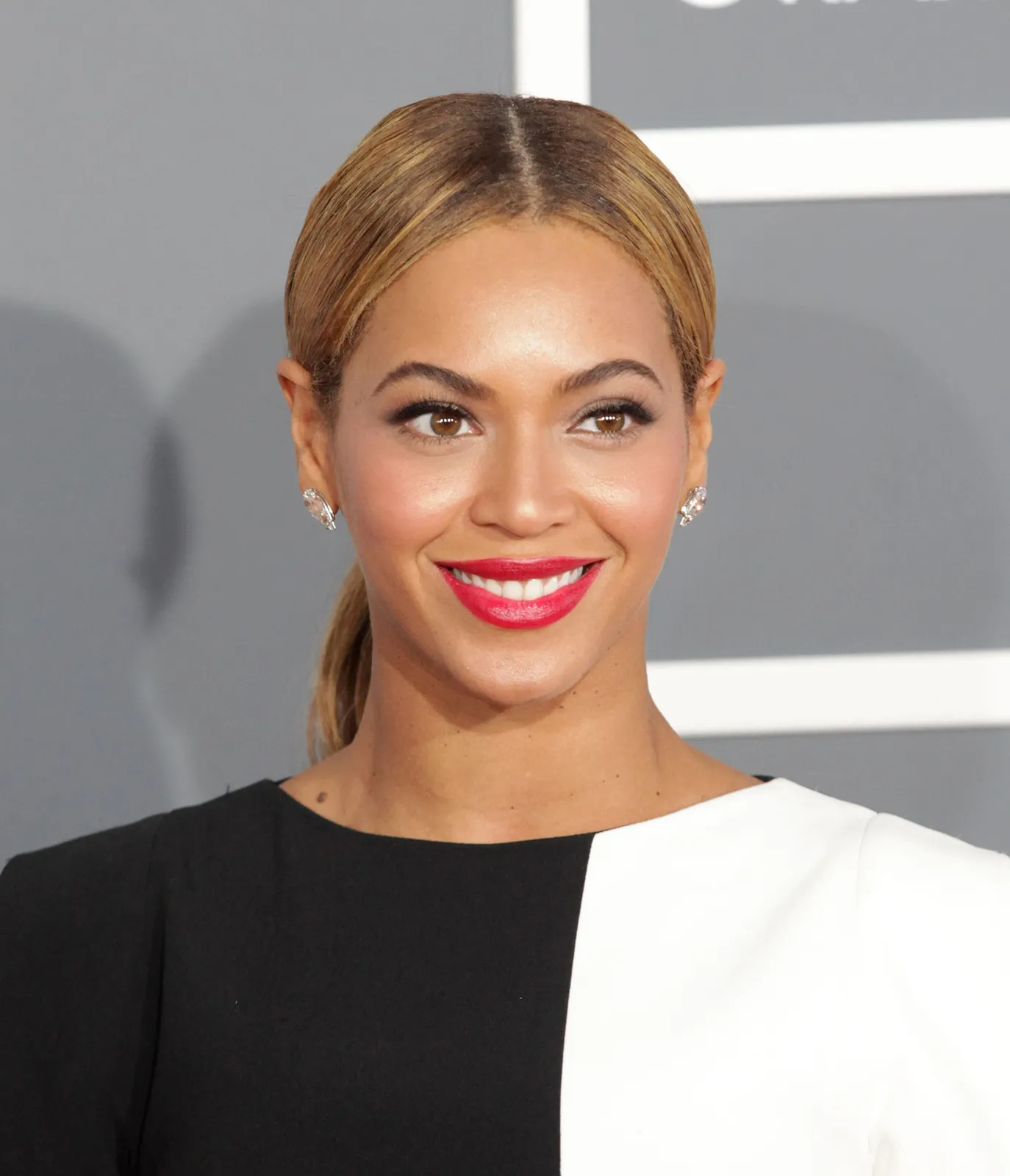 What Is Beyoncé’s “IRREEMPLAZABLE (COMO LA FLOR)” – and How Is Selena on It?